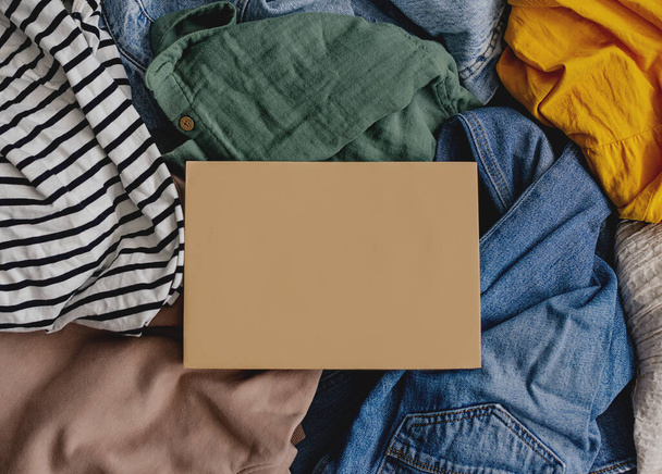 Second-Hand-Kleiderschrank-Idee. Kreisförmige Mode, umweltfreundliches nachhaltiges Einkaufen, florierendes Ladenkonzept - Foto, Bild