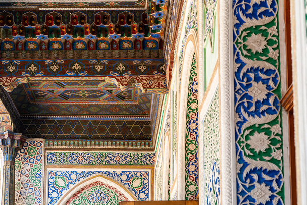 Taşkent, Özbekistan-Ağustos 11, 2023: Bir yaz günü Özbekistan 'ın başkenti olan Taşkent' te bir uygulamalı sanat müzesinin sütunlarıyla tavan - Fotoğraf, Görsel