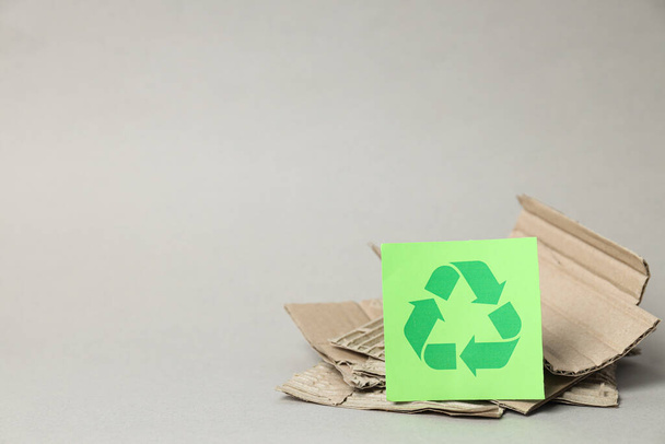A kraft karton újrahasznosításának jele, környezetvédelem. Az erőforrások intelligens felhasználása. - Fotó, kép