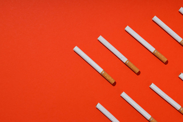 Концепция зависимости от курения, наметили целые сигареты. - Фото, изображение