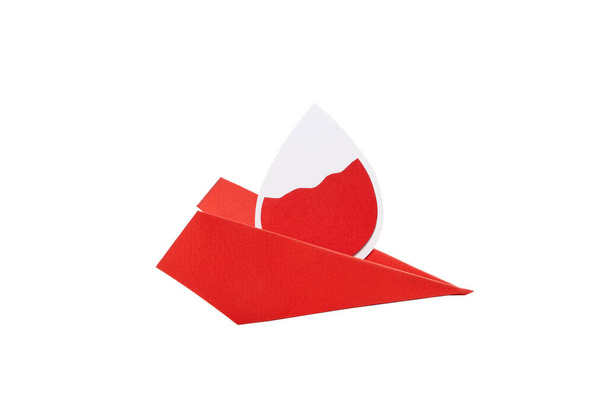 PNG, goccia di sangue di carta con aeroplano di carta. Donazione di sangue, isolata su sfondo bianco - Foto, immagini