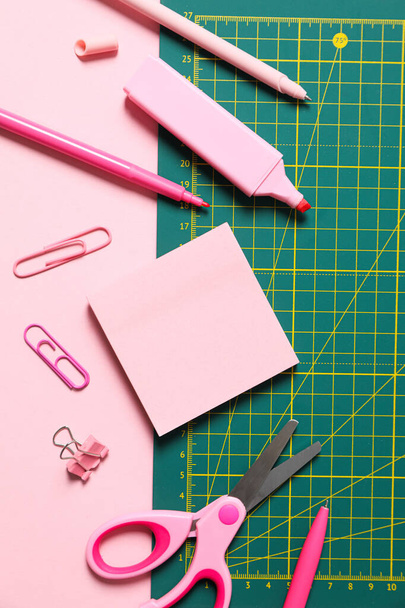 Patchwork accessoires concept op roze achtergrond, mat snijden - Foto, afbeelding