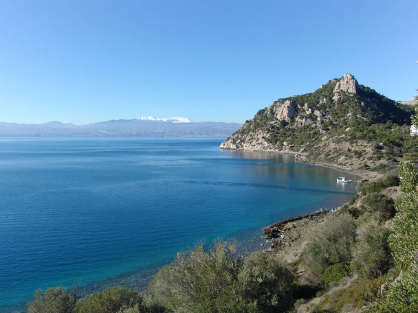 vista del costo tipico in Grecia con montagne sull'orizon e sul mare - Foto, immagini