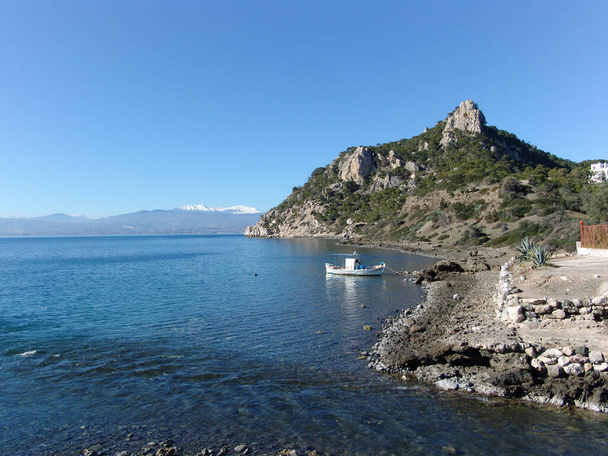 kilátás a tipikus költségek Görögországban hegyek az orizon és a tenger - Fotó, kép