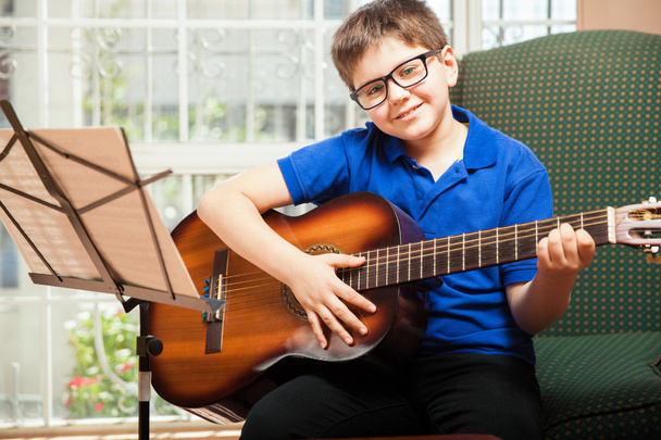 Niño feliz tocando la guitarra
 - Foto, Imagen