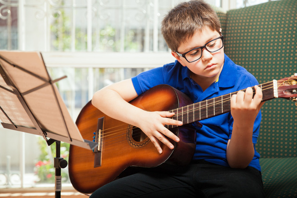 Küçük çocuk evde gitar çalmak - Fotoğraf, Görsel