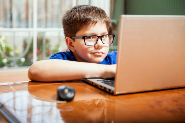 Niño en gafas navegando por Internet
 - Foto, imagen