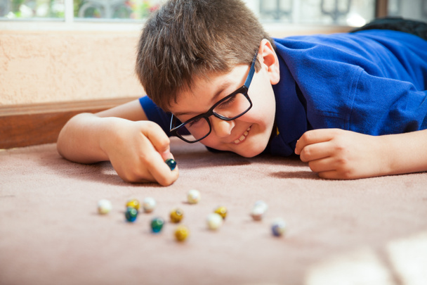 Chlapec hrát s kuličkami - Fotografie, Obrázek