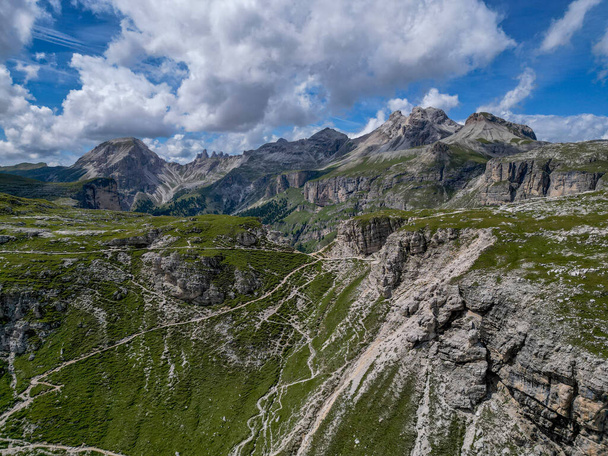 Puez περάσει Αεροφωτογραφία των Δολομιτών Άλπεων κοντά Alta Badia, Trentino-Alto-Adige περιοχή, Ιταλία. Θερινή περίοδος. - Φωτογραφία, εικόνα