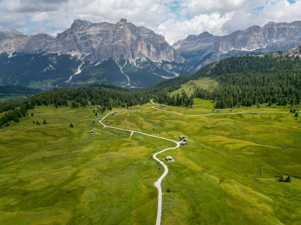 Αεροφωτογραφία της Armentarola πεδία Δολομίτες Άλπεις κοντά Alta Badia, Trentino-Alto-Adige περιοχή, Ιταλία. Θερινή περίοδος. - Φωτογραφία, εικόνα