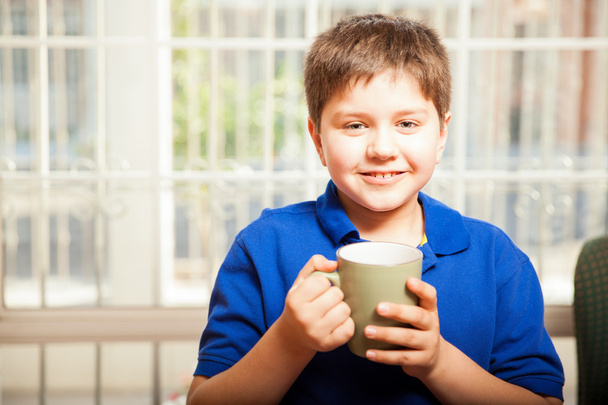 хлопчик тримає чашку кави
 - Фото, зображення
