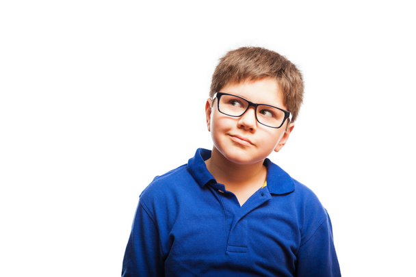 Niño en gafas mirando hacia arriba
 - Foto, imagen