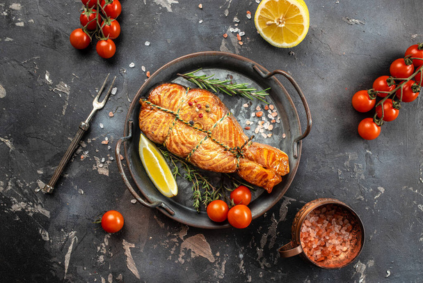 Горячий копченый лосось, свежий приготовленный вкусный лосось стейк, место для текста, вид сверху, - Фото, изображение