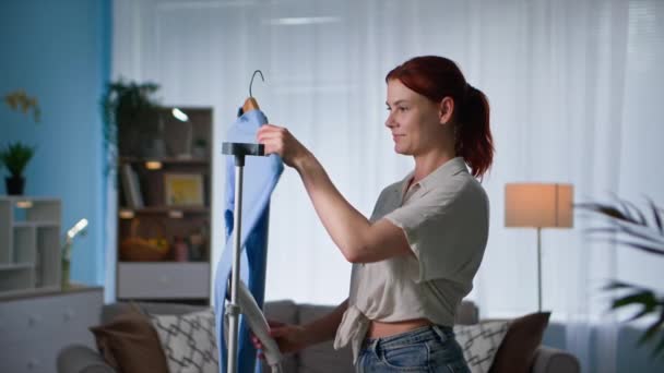femme au foyer utilise des gadgets domestiques modernes pour cuire à la vapeur et repasser les choses à la maison - Séquence, vidéo