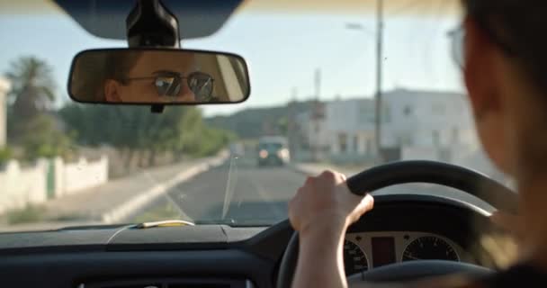 Mulher branca bonita dirigindo um carro. A menina vai em uma viagem e férias com as mãos no volante. Imagens 4k de alta qualidade - Filmagem, Vídeo