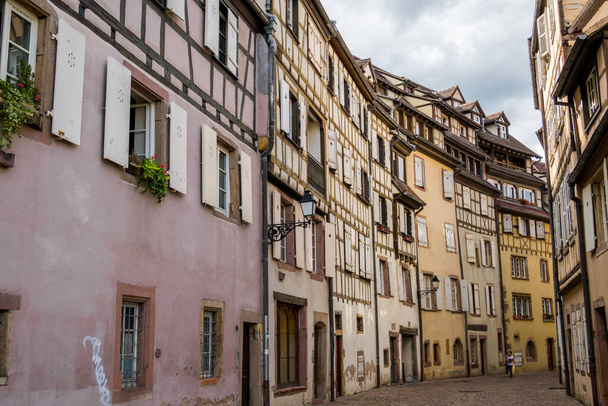 Increíblemente hermosa ciudad de Colmar en Francia, Alsacia. Hermosas calles y casas - Foto, imagen