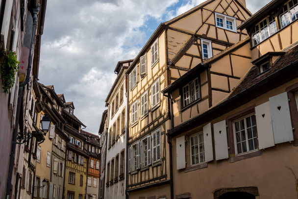 Niesamowicie piękne miasto Colmar we Francji, Alzacji. Piękne ulice i domy - Zdjęcie, obraz
