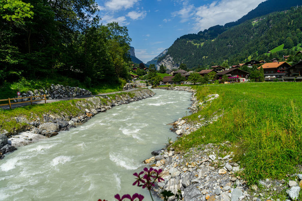 Невероятные места Лаутербруннен в Швейцарии. Водопады, горы, луга, реки. красивые пейзажи - Фото, изображение
