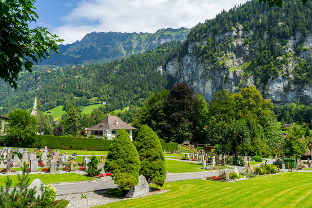 Ongelooflijke plaatsen van Lauterbrunnen in Zwitserland. Watervallen, bergen, weiden, rivieren. prachtig landschap - Foto, afbeelding