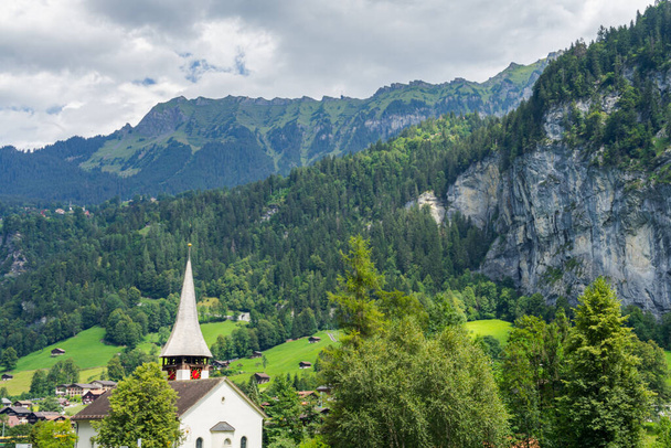 Неймовірні місця Лаутербруннен у Швейцарії. Водоспади, гори, луки, річки. красиві пейзажі - Фото, зображення