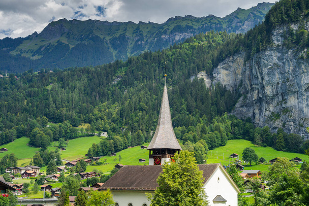 Hihetetlen helyek a Lauterbrunnen Svájcban. Vízesések, hegyek, rétek, folyók. Gyönyörű táj. - Fotó, kép