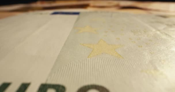 Close-up van de euro valuta: verschillende denominaties op tafel, banken en forex transacties. Hoge kwaliteit 4k beeldmateriaal - Video