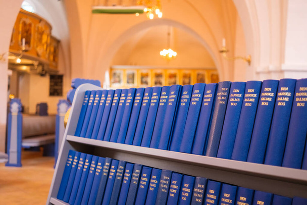 Polc bibliákkal, dán nyelven, egy templomban. - Fotó, kép