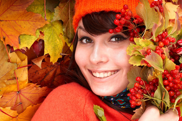 κορίτσι στο φθινόπωρο πορτοκαλί καπέλο για ομάδα φύλλων. - Φωτογραφία, εικόνα