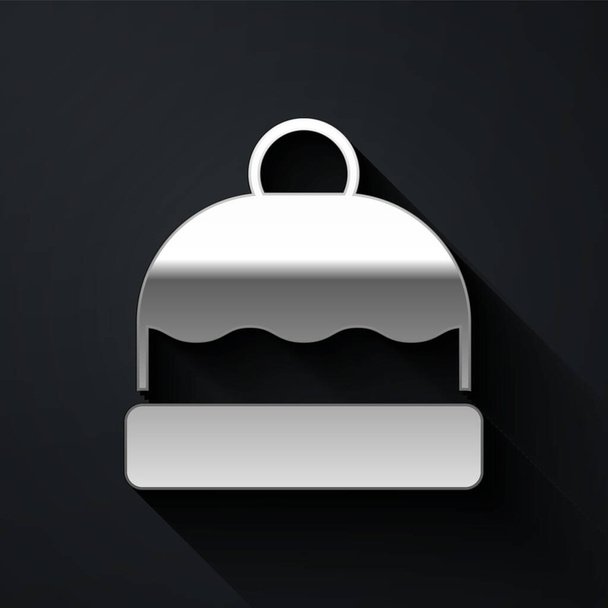 Silver Beanie klobouk ikona izolované na černém pozadí. Dlouhý stínový styl. Vektor - Vektor, obrázek