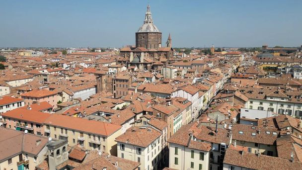Avrupa, İtalya, Pavia - Lombardiya 'daki Pavia şehrinin İHA görüntüsü Duomo Katedrali Santo Stefano ve Santa Maria Assunta şehir merkezinde - Fotoğraf, Görsel