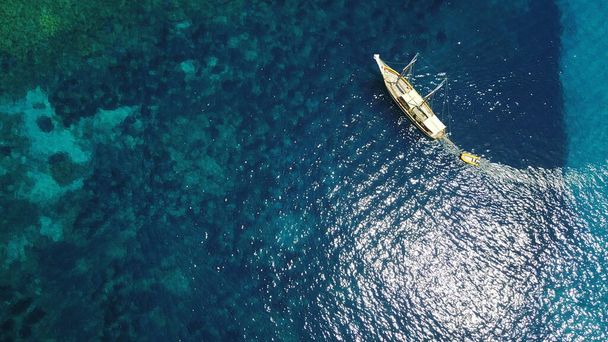 空中,ボート,水中航海,夏季休暇,上から自然と自由にリラックス. ヨットの休暇,クロアチアとトロピカルクルーズで太陽の下で島への海の冒険 - 写真・画像