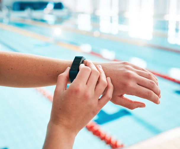 Ρολόι χρονόμετρο, πρόσωπο ή τα χέρια του κολυμβητή στην πισίνα για σπορ, προπόνηση ή την πρόοδο της φυσικής κατάστασης. Προσωπικός γυμναστής, άσκηση ή κοντινό πλάνο αθλητή με χρονοδιακόπτη για έλεγχο ή παρακολούθηση του ρολογιού στόχου ή του καρδιακού παλμού. - Φωτογραφία, εικόνα