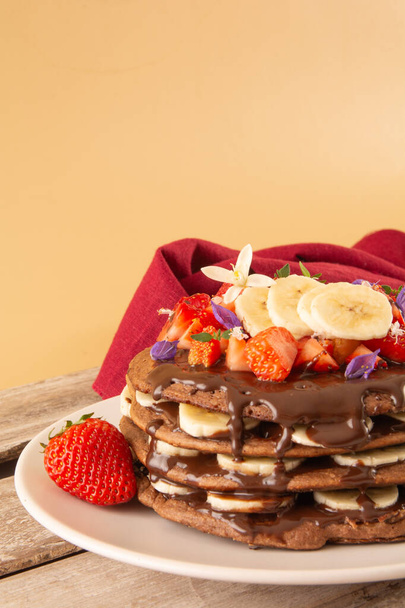 Montare Banana Pancake Stack con fragola e crema di nocciole, raccolto verticale - Foto, immagini