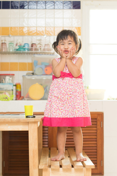 Любовное поведение маленьких детей на домашней кухне.
 - Фото, изображение