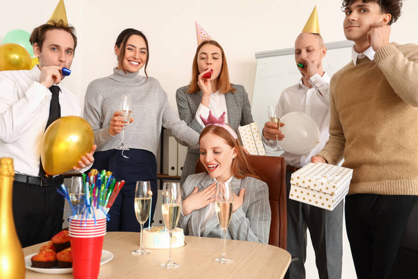 Gruppe junger Freunde feiert Geburtstag im Amt - Foto, Bild