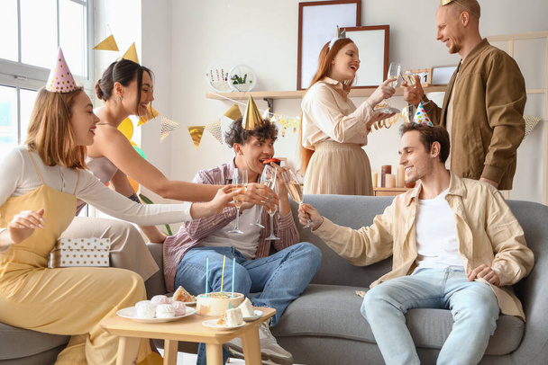Gruppe junger Freunde mit Champagner feiert Geburtstag zu Hause - Foto, Bild