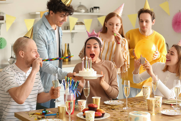 Mujer joven pidiendo deseo en la fiesta de cumpleaños con sus amigos - Foto, imagen