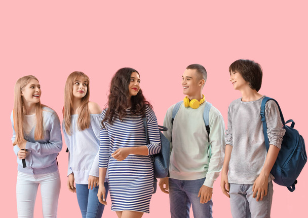 Группа студентов на розовом фоне - Фото, изображение