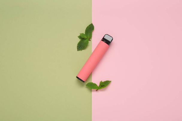 Cigarrillo electrónico con menta sobre fondo colorido - Foto, imagen
