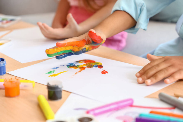 Niedliche kleine Kinder zeichnen zu Hause, Nahaufnahme - Foto, Bild