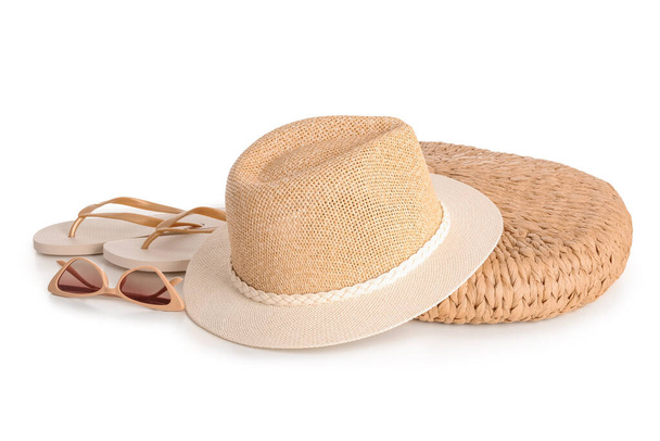 Havalı plaj şapkaları, parmak arası terlikler, beyaz arka planda çanta ve güneş gözlükleri. - Fotoğraf, Görsel