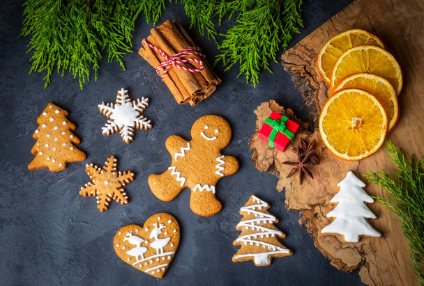 クリスマスの自家製ジンジャーブレッドクッキー、ジンジャーブレッドマン  - 写真・画像
