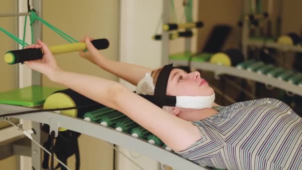 Restauração da coluna vertebral usando um simulador especial para reabilitação em uma sala de reabilitação. Tratamento da escoliose em adolescentes - Filmagem, Vídeo