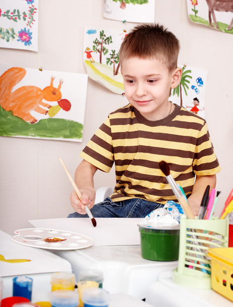 Enfant avec dessin au pinceau dans la salle de jeux
. - Photo, image