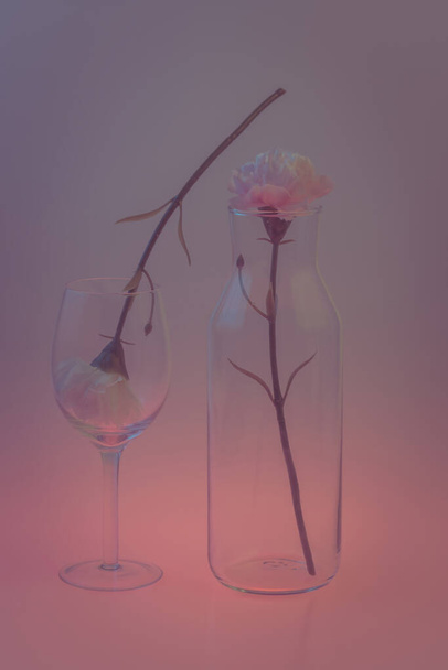květina ve skleněné láhvi, pozadí dekorace - Fotografie, Obrázek