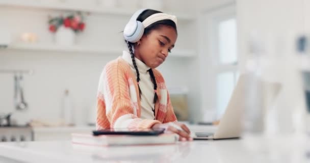 Ακουστικά, πληκτρολόγηση και το παιδί με ένα φορητό υπολογιστή στο σπίτι για την ηλεκτρονική μάθηση, την εκπαίδευση και online κουίζ. Νεαρό κορίτσι φοιτητής παιδί σκέψης και τεχνολογίας για την ερώτηση στο διαδίκτυο, σχολική εργασία και δοκιμή ανάπτυξης. - Πλάνα, βίντεο