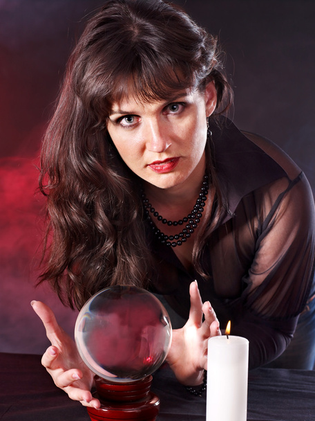 jonge vrouw met kristallen bol. - Foto, afbeelding