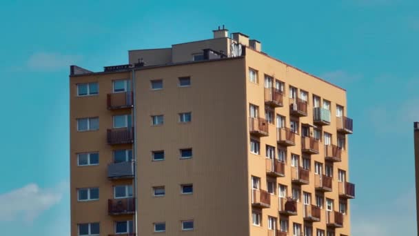 Bâtiment de vie dans les années 1980 style socialisme PRL sur fond bleu ciel, Wroclaw, Pologne - Séquence, vidéo