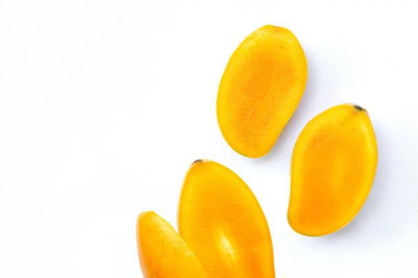 Tropisch fruit, Mango op witte achtergrond. - Foto, afbeelding