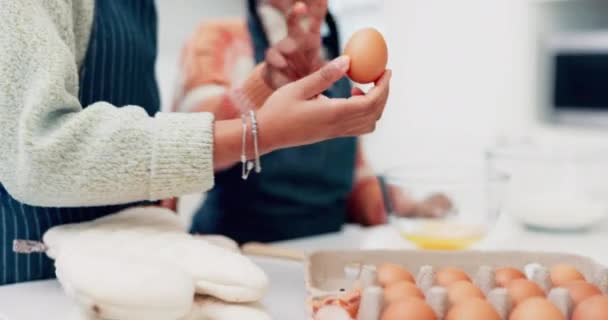 Μαγείρεμα, πρωινό και χέρια μητέρας και κόρης στην κουζίνα για διδασκαλία, βοήθεια ή μάθηση. Τρόφιμα, αγάπη και υποστήριξη με κοντινό πλάνο των ανθρώπων και των αυγών στο οικογενειακό σπίτι για επιδόρπιο, συνταγή ή ζαχαροπλαστική. - Πλάνα, βίντεο